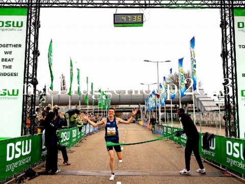 Emiel Berghout wint Bruggenloop